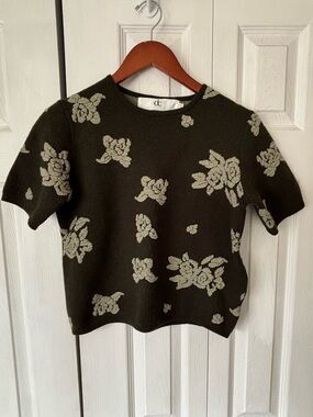 dc Devonshire Cream Green Floral Short Sleeve Sweater Shirt Size Small